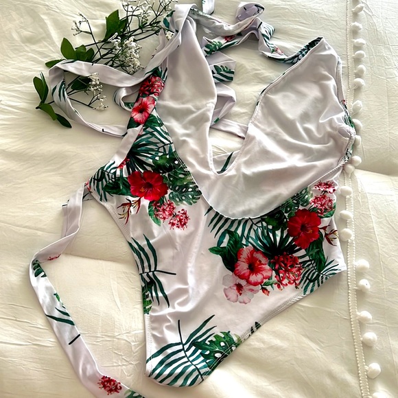 🌿🌴 Sexy Deep Plunge Tropical Print Swim Suit - Picture 3 of 6